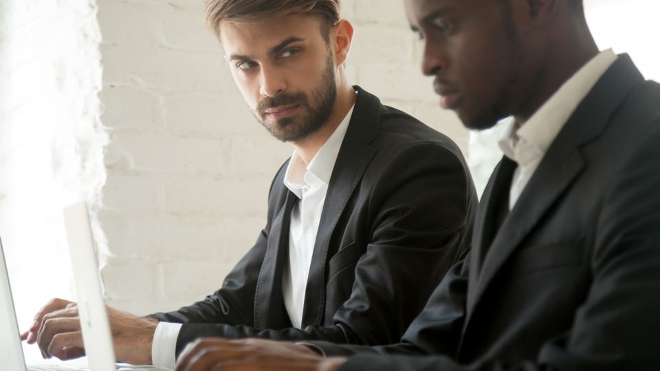 Opeens de baas over je bevriende collega’s: dit zijn de gevolgen
