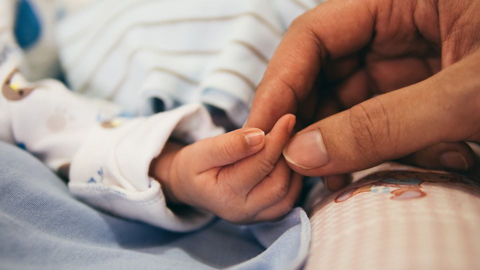 Langer doorbetaald ouderschapsverlof op komst