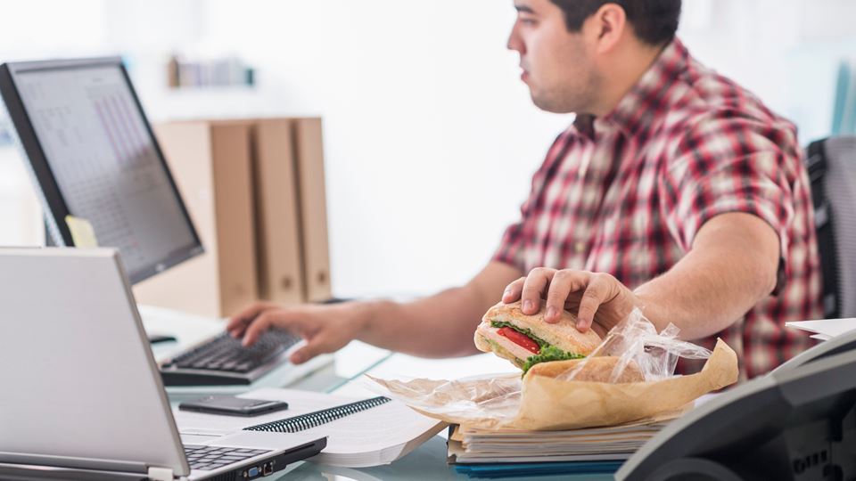 Even snel wat eten: het fysieke en mentale gevaar van de ‘coronalunch’