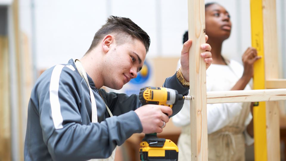 Bedrijven kapen mbo-leerlingen weg, scholen slaan alarm