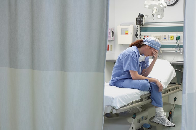 ‘Honderden zieke zorgmedewerkers raken arbeidsongeschikt’