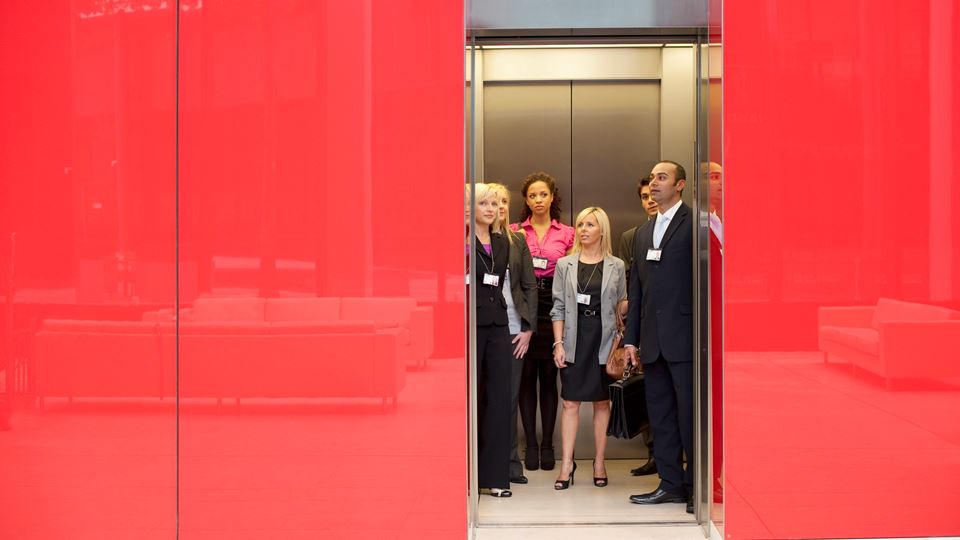 Coronamaatregelen op het werk: met de lift omhoog, met de trap naar beneden