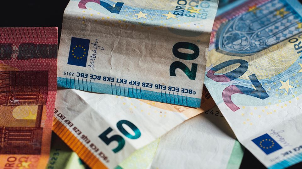 ‘Minder salaris bij overheidssteun’