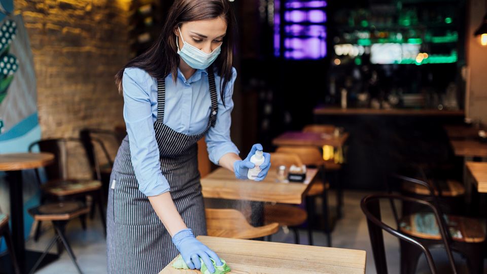 ‘Jongeren met positieve coronatest alsnog onder druk aan het werk’