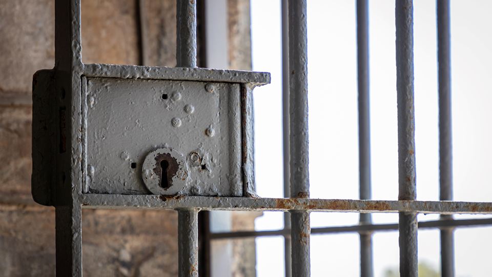 Gevangenismedewerkster Roermond ontslagen na verboden relatie