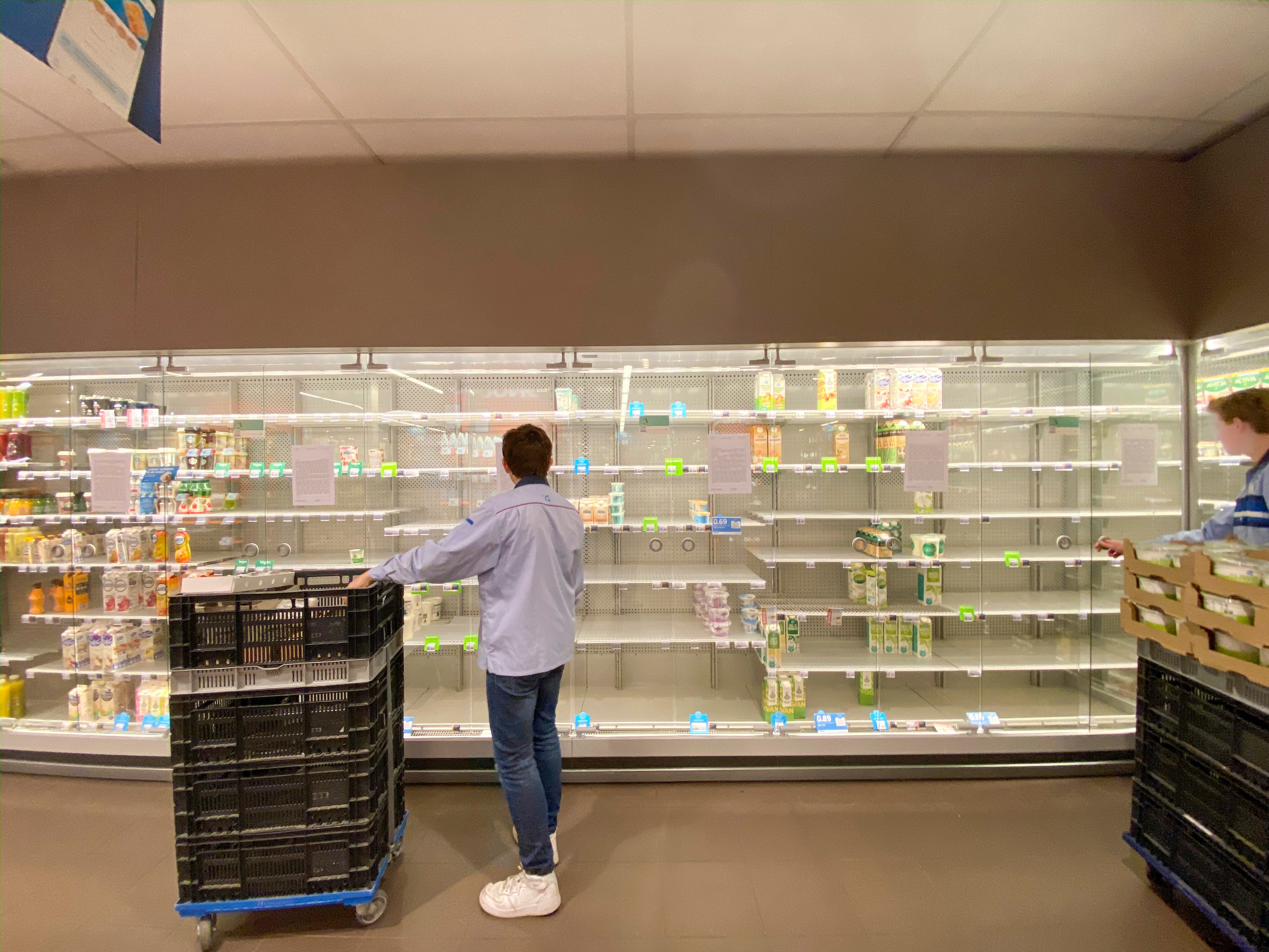 ‘Lege winkelschappen door quarantaine personeel’