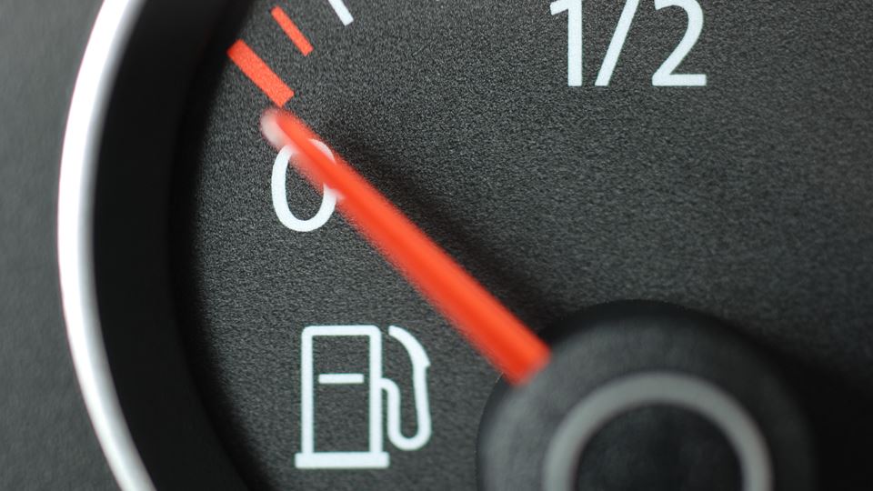 Torenhoge benzineprijzen, maar vaak geen maximale kilometervergoeding