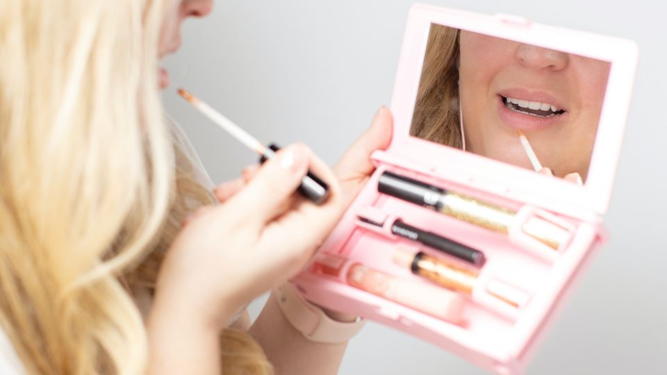 ‘Verplichte make-up voor vrouwelijke medewerkers is discriminatie’