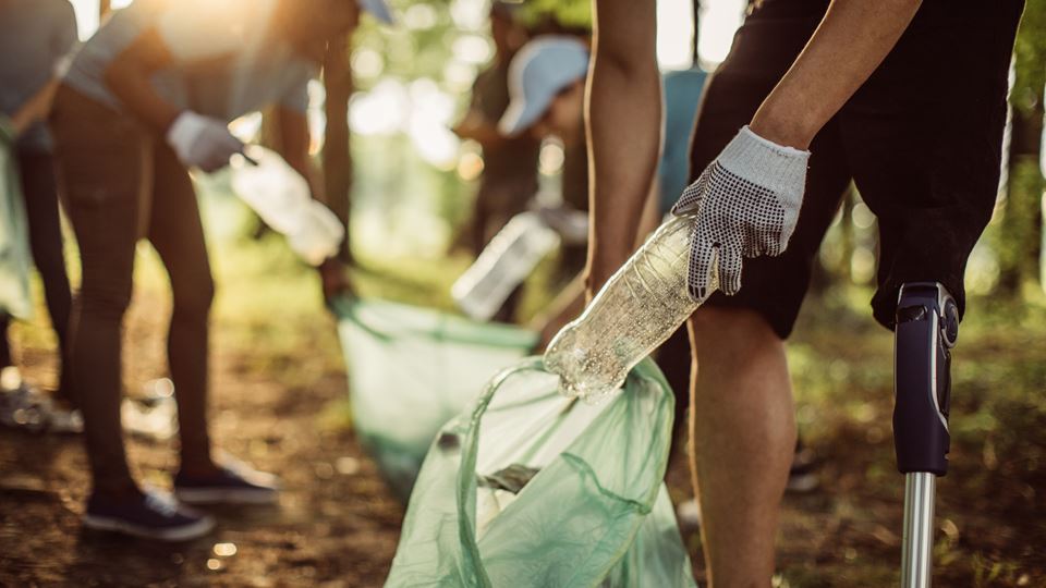 Eerst afval opruimen, dan borrelen: groene arbeidsvoorwaarden steeds populairder